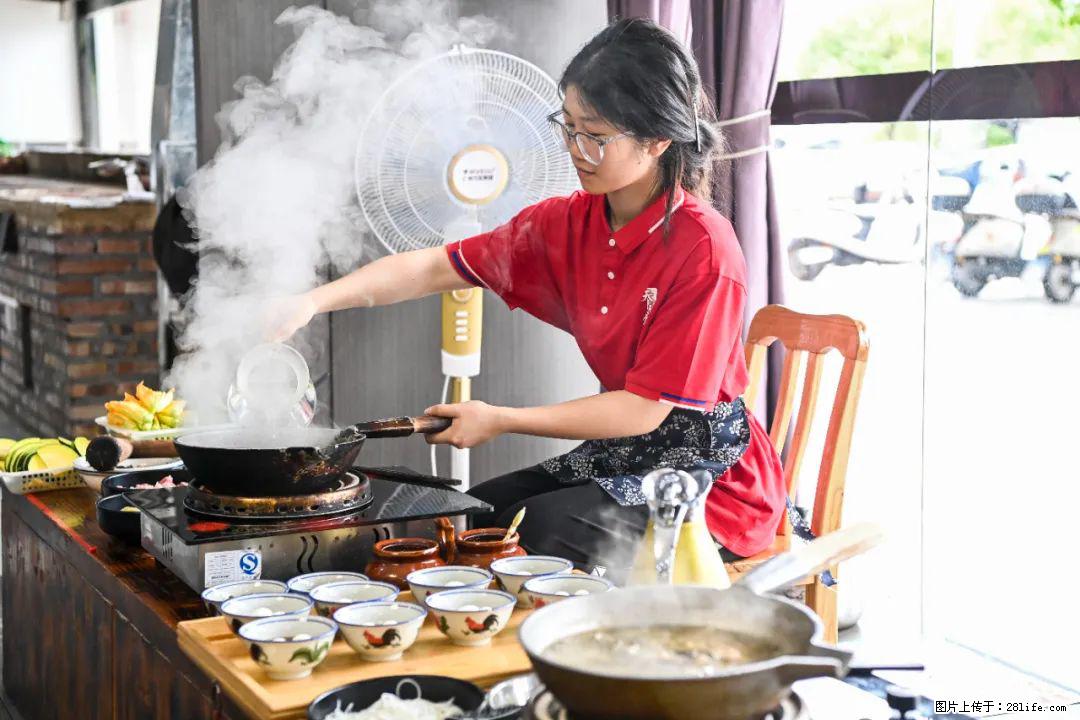 全网追的“扁担女孩”，找了一份暑假工，时薪12元 - 通化生活资讯 - 通化28生活网 th.28life.net